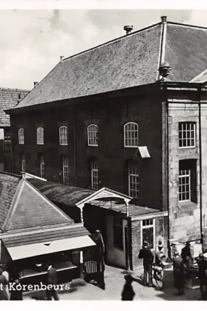 Delft Vischmarkt met Korenbeurs met volk 1950 HC16169 Tani
