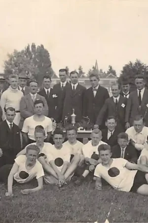 Gouda O.N.A. Voetbal terrein aan de Walvisstraat Fotokaaart De Ploeg van Olympia die de G.V.B. in het bezit kreeg Atletiek HC15753 Tylko dziś