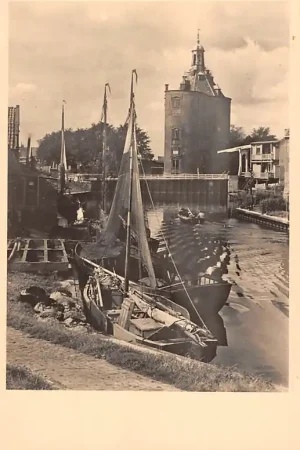 Zwrot pieniędzy Enkhuizen Havengezicht met Drommedaris Vissers schepen 1952 HC15383