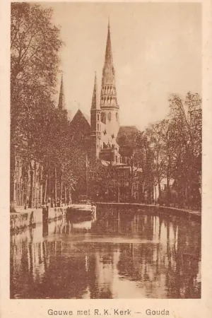 Gouda Gouwe met R.K. Kerk Brug gracht Achter de Vischmarkt Binnenvaart schepen HC14701 Rabat