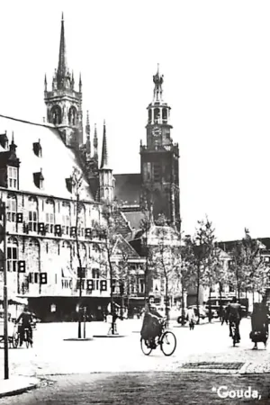 Rabat Gouda Markt met St. Janstoren Cafe Belvedere IJsverkoper en Stadhuis HC14739