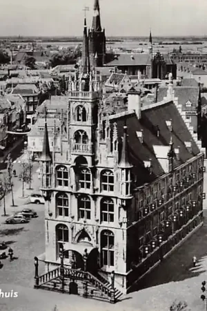 Gouda Markt met Stadhuis Kleiwegkerk 1959 HC14737 Ostatnia szansa