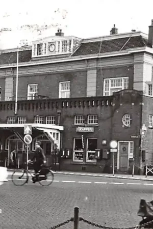 Apeldoorn Stationsplein met station en auto HC14141 Tani