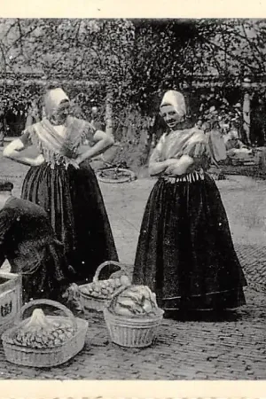 Middelburg Botermarkt Vrouwen in klederdracht op de markt Vintage HC13709 Wyprzedaż