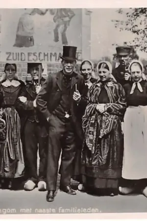 Oryginalny Almelo Twente De bruid en de bruidegom met naaste familieleden 1954 Vintage Klederdracht HC13576