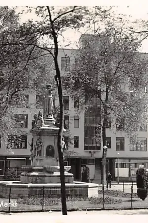 Premium Rotterdam Nieuwe Markt 1940 met monument Maagd van Holland HC12713