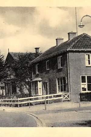 Voorthuizen Kerkstraat met Postkantoor Auto 1956 HC12590 Premium