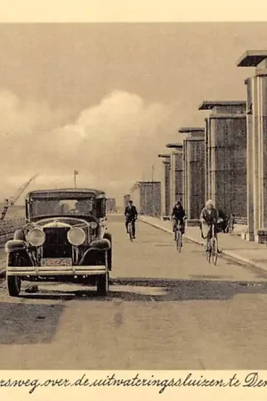 Tani Den Oever Verkeersweg over de uitwateringsluizen met auto Wieringen Afsluitdijk IJsselmeer HC12783