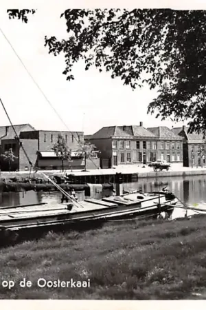 Ostatnia szansa Genemuiden Gezicht op de Oosterkaai Binnenvaart schepen Scheepvaart 1961 HC12747