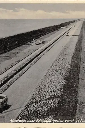 Oryginalny Den Oever Afsluitdijk naar Friesland gezien vanaf het gedenkteeken met A.T.O. auto bus Wieringen IJsselmeer HC12973
