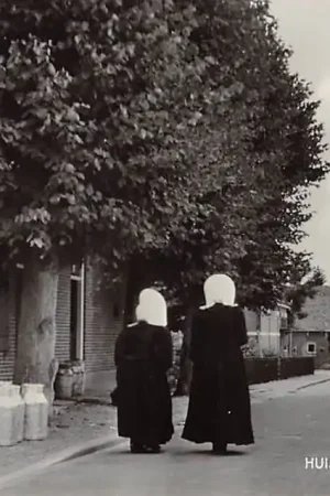 Huizen (NH) Oranje Weeshuisstraat met vrouwen in klederdracht 1971 HC12395 Najlepsza cena