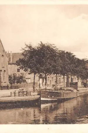 Sneek Rienck Bockemakade met Gereformeerde Kerk en binnenvaart schepen Scheepvaart HC11365 Zwrot pieniędzy