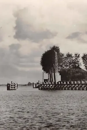 Premium Terhorne Terhornstersluis in het Prinses Margrietkanaal Sluis 1942 Binnenvaart schepen Binnenvaart Friesch Landschap HC11329