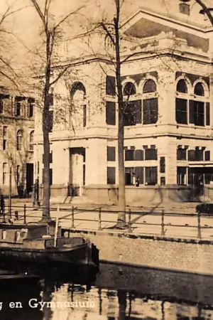 Groningen Schouwburg en Gymnasium 1943 Newo fotokaart Binnenvaart schepen Scheepvaart HC11236 Premium