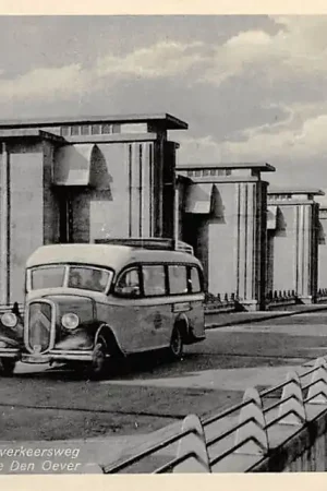 Den Oever De A.T.O. Auto bus op den verkeersweg over de uitwateringssluizen 1936 IJsselmeer Wieringen HC11083 Autentyczny