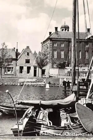 Enkhuizen Oosterhaven met Stadhuis achterzijde Binnenvaart schepen 1956 HC10932 Popularny