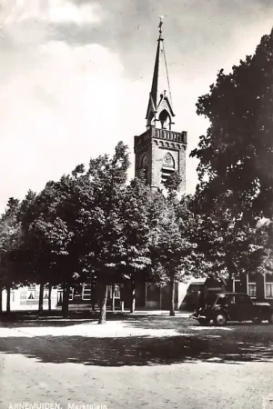 Arnemuiden Marktplein met kerk en auto HC10910 Ekspresowa dostawa