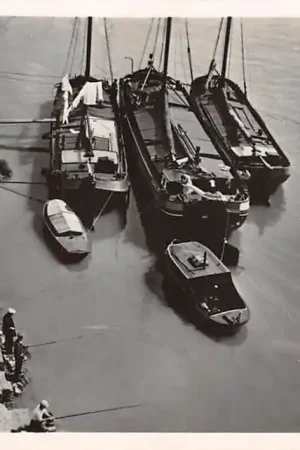 Nowość Onbekend Mooi Nederland Binnenvaart schrpen in de rivier Scheepvaart 1942 HC10792