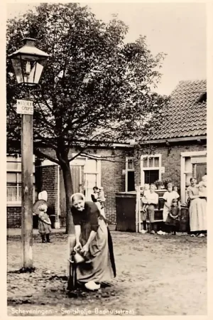 Scheveningen Smitshofje Badhuisstraat Klederdracht 1956 Vintage HC10836 Wyprzedaż