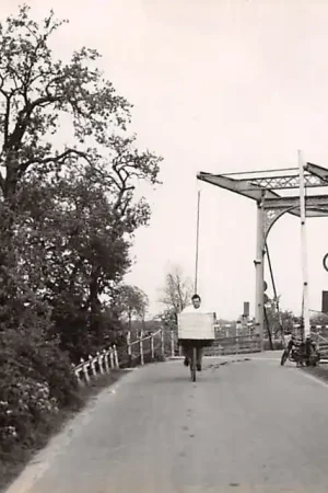Asperen Bakker op de fiets bij ophaalbrug HC10364 Nowość