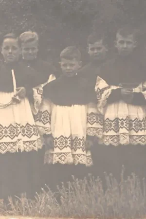 Onbekend Fotokaart Vijf misdinaartjes R.K. Kerk HC9996 Autentyczny