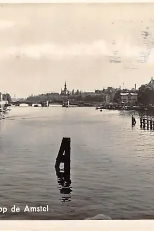 Amsterdam Gezicht op de Amstel Binnenvaart schepen Scheepvaart 1940.HC9965 Premium