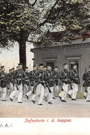 Militair Infanterie in de looppas bij café-restaurant Soldaten 1906 HC9683 Oryginalny