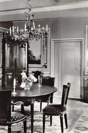 Wyprzedaż Assen Eetkamer in het Ontvangershuis v.h. Prov. Museum van Drenthe 1953 HC9674