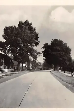 Gorssel Rijksweg met auto 1952 HC9330 Promocja