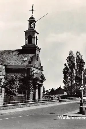 Waddinxveen Ned. Hervormde Kerk met Hefbrug over de Gouwe en auto 1966 HC9181 Ostatnia szansa