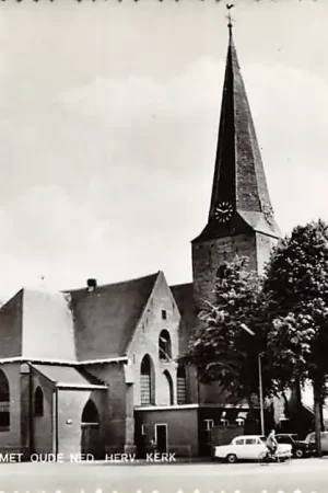 Promocja Cotten Veluwe Kerkplein met oude Ned. Hervormde Kerk Auto HC9052