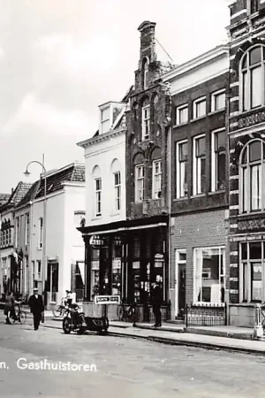 Tani Zaltbommel Markt met Gasthuistoren Sigarenwinkel HC8960