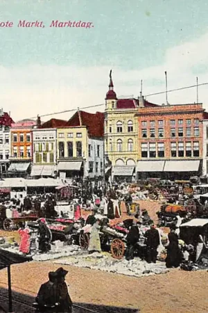 Autentyczny Groningen Groote Markt Marktdag met kramen en volk HC8730