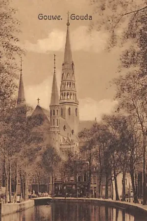 Gouda Gouwe met St. Josephkerk en links gracht Achter de Vismarkt Binnenvaart schepen HC8703 Ostatnia szansa