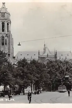Ostatnia szansa Arnhem Markt met Gr. Kerk en tram HC8406