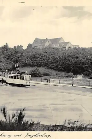 Tani Arnhem Tram bij tramhalte Cattepoelscheweg met Jeugdherberg 1948 HC8399
