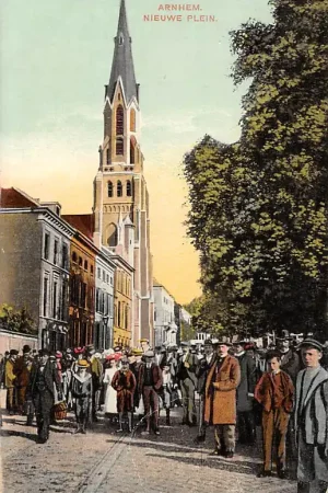 Kup teraz Arnhem Nieuwe Plein met Kerk en volk HC8293