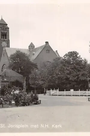 Wyprzedaż Alphen aan den Rijn St. Jorisplein met Ned. Hervormde Kerk 1943 HC7984