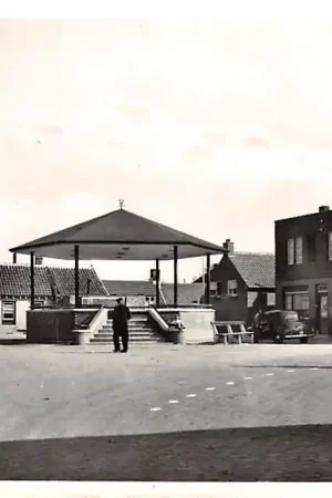 Bezpieczna płatność Hoek (ZL) Markt met muziektent en auto Zeeuws-Vlaanderen HC8233