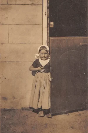 Middelburg Zeeland Meisje in klederdracht bij de staldeur Kind 1910 HC8088 Autentyczny