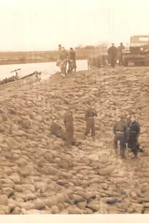 Ouderkerk aan den IJssel Fotokaart Watersnood Met zandzakken versterkte dijk bij de Gereformeerde Kerk HC7739 Oferta limitowana