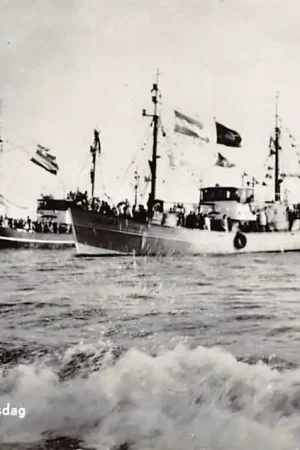 Kup teraz Urk Urkervloot op Vlaggetjesdag UK 61 UK 224 Vissers schepen HC7306