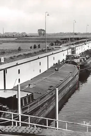 Oferta Tiel Amsterdam-Rijn kanaal met sluis en binnenvaart schepen Scheepvaart Schepen HC7156
