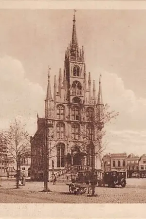 Gouda Stadhuis met Plein en auto's Gompers HC7071 Bezpieczna płatność