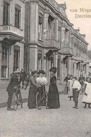 Doetinchem Van Nispenstraat met volk HC6523 Oferta limitowana