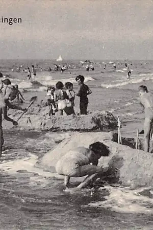 Scheveningen Groeten uit met badgasten en spelende kinderen op strand en in zee HC6465 Tani