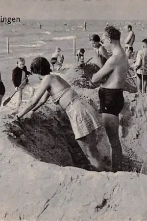 Scheveningen Groeten uit met badgasten op het strand en hond in zee HC6464 Szybka dostawa