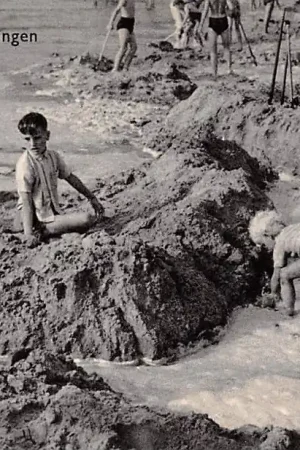 Scheveningen Groeten uit Spelende kinderen op het strand en in de zee HC6461 Rabat