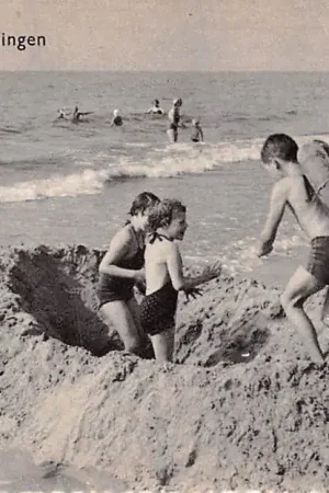 Scheveningen Spelende kinderen op het strand en in de zee HC6460 Tylko dziś