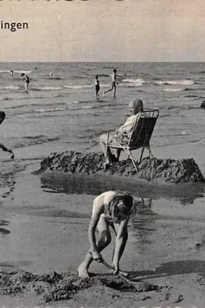 Scheveningen Groeten uit met spelende kinderen op het strand en in zee HC6456 Oferta limitowana